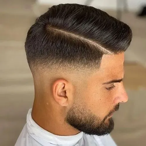 Tunsori pentru barbati: Tendintele anului 2025 si cum alegi stilul potrivit 1 Fade cu textura naturala